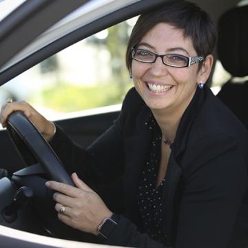 personne au volant d'une voiture