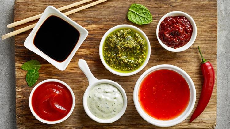 différentes sauces : vinaigre, ketchup..