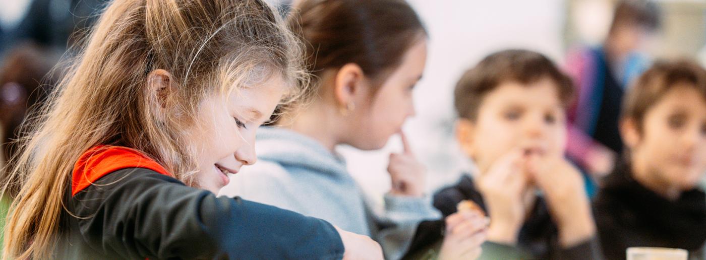 Enfants à la cantine scolaire, dégustant les produits du Groupe Pomona