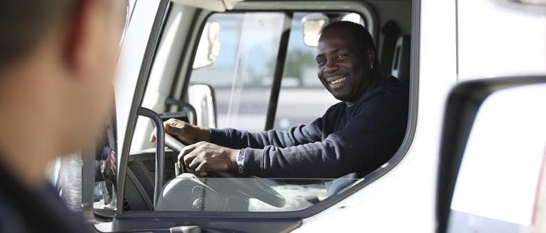 un chauffeur dans son camion