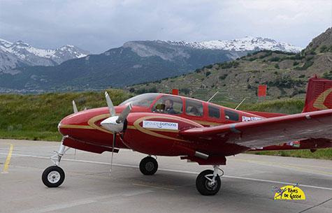 un avion avec le logo du partenaire Groupe Pomona