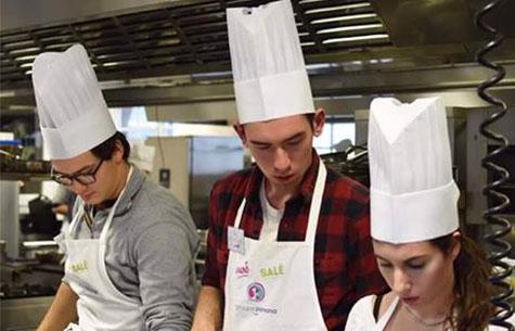 étudiants en train de cuisiner