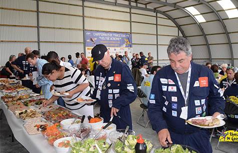 les bénévoles déjeunent les repas fourni par le Groupe Pomona