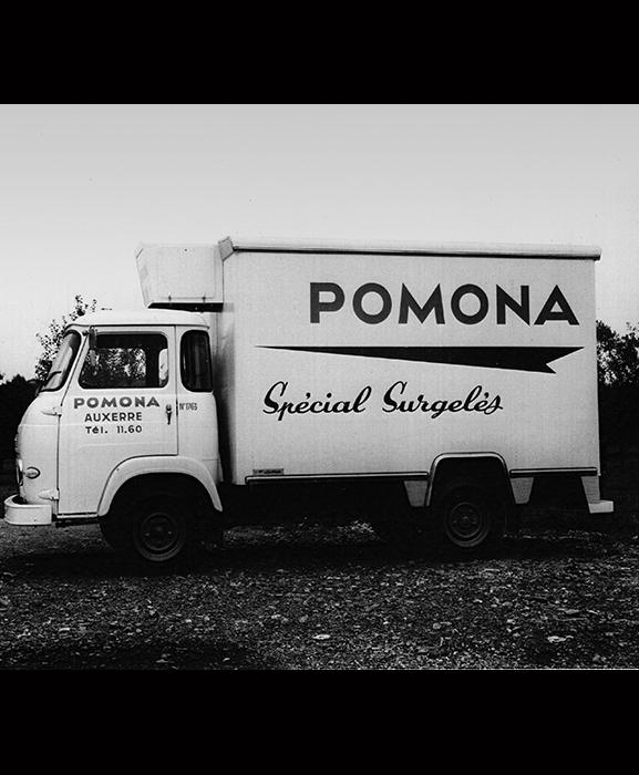 Camion Pomona distribuant produits surgelés